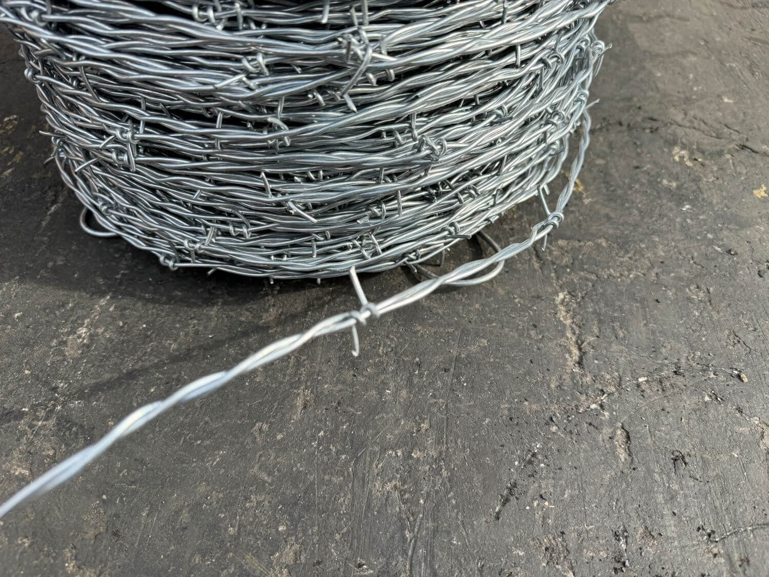 Barb Wire Rool 12.5 Gauge High Tensile Barb Wire Roll (1320 ft) - 2 Point Barb – Sandbaggy