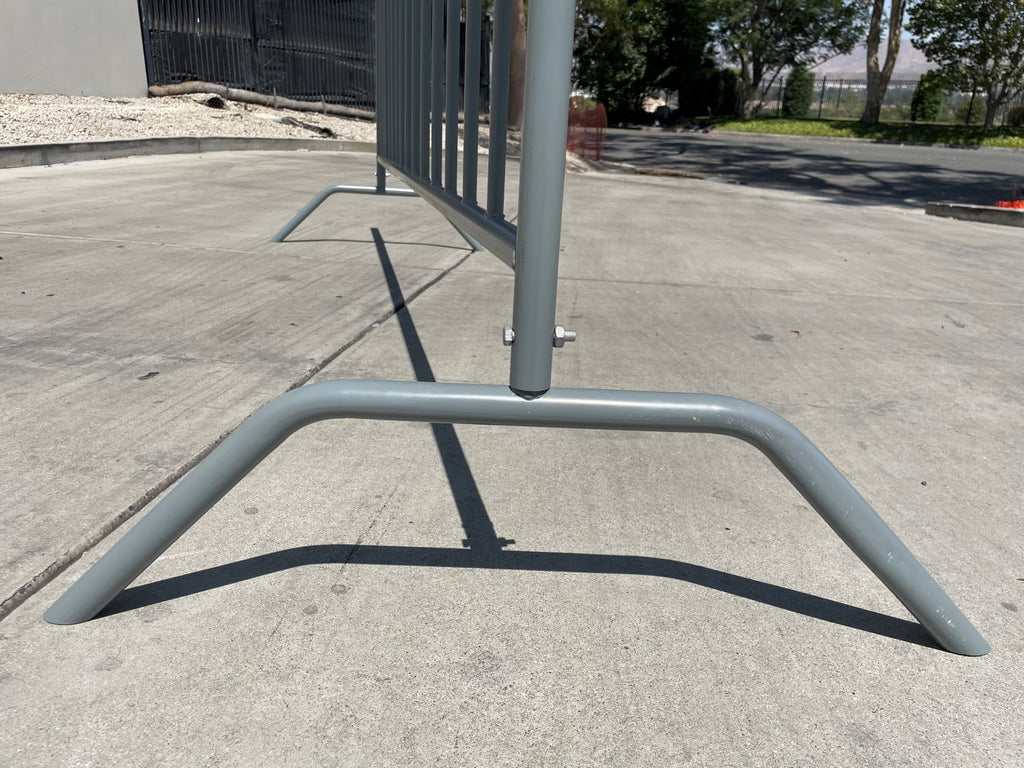 crowd control barriers with bridge feet