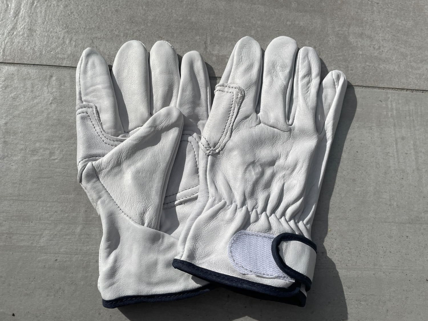 https://sandbaggy.com/cdn/shop/products/Full-Grain-Sheepskin-Leather-Work-Gloves_9.jpg?v=1678313755