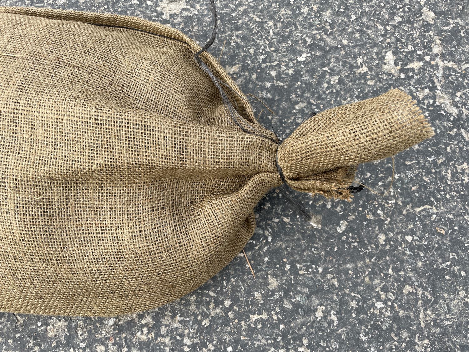 https://sandbaggy.com/cdn/shop/products/treated-burlap-sandbags-military_3.jpg?v=1681189095